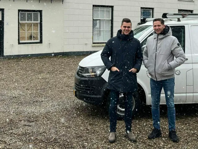 Monteurs van Van Dijk Installaties bij de bedrijfsbus op de Venuslaan
