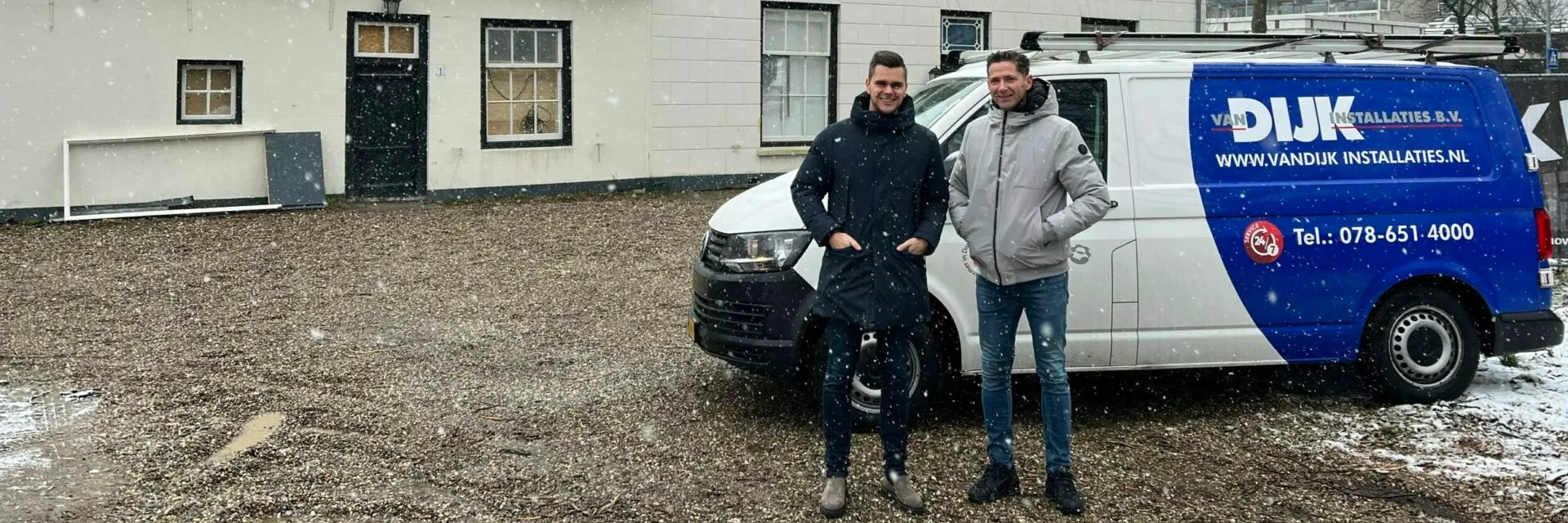 Monteurs van Van Dijk Installaties bij de bedrijfsbus op de Venuslaan