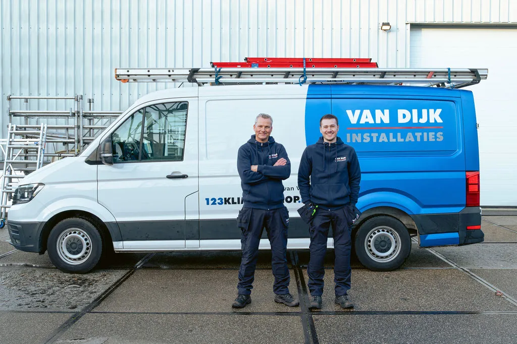 Twee monteurs van Van Dijk Installaties voor de bedrijfsbus