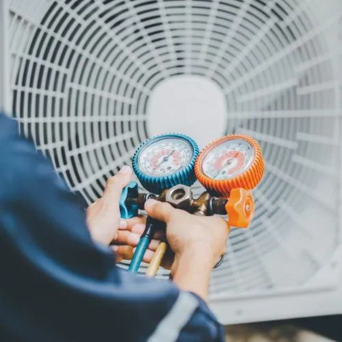 Monteur controleert de druk van een ventilatiesysteem