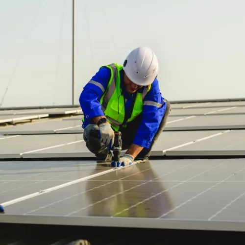 Monteur bevestigt zonnepanelen op een dak